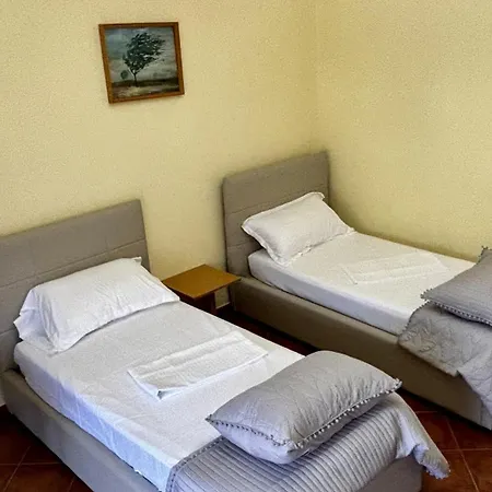 Spacious 3-bedroom With Garden & Balcony In * 티라나