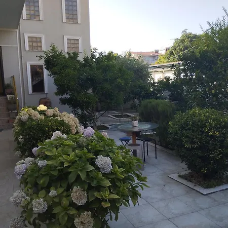 Spacious 3-bedroom With Garden & Balcony In Apartment *