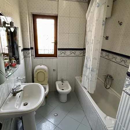 Spacious 3-bedroom With Garden & Balcony In شقة *