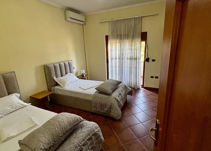 Spacious 3-bedroom With Garden & Balcony In 公寓 地拉那