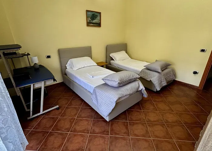 Spacious 3-bedroom With Garden & Balcony In 公寓