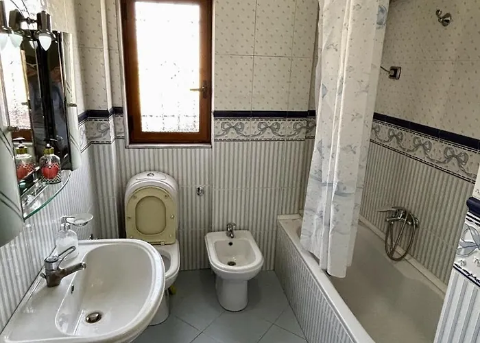 Spacious 3-bedroom With Garden & Balcony In 公寓 *